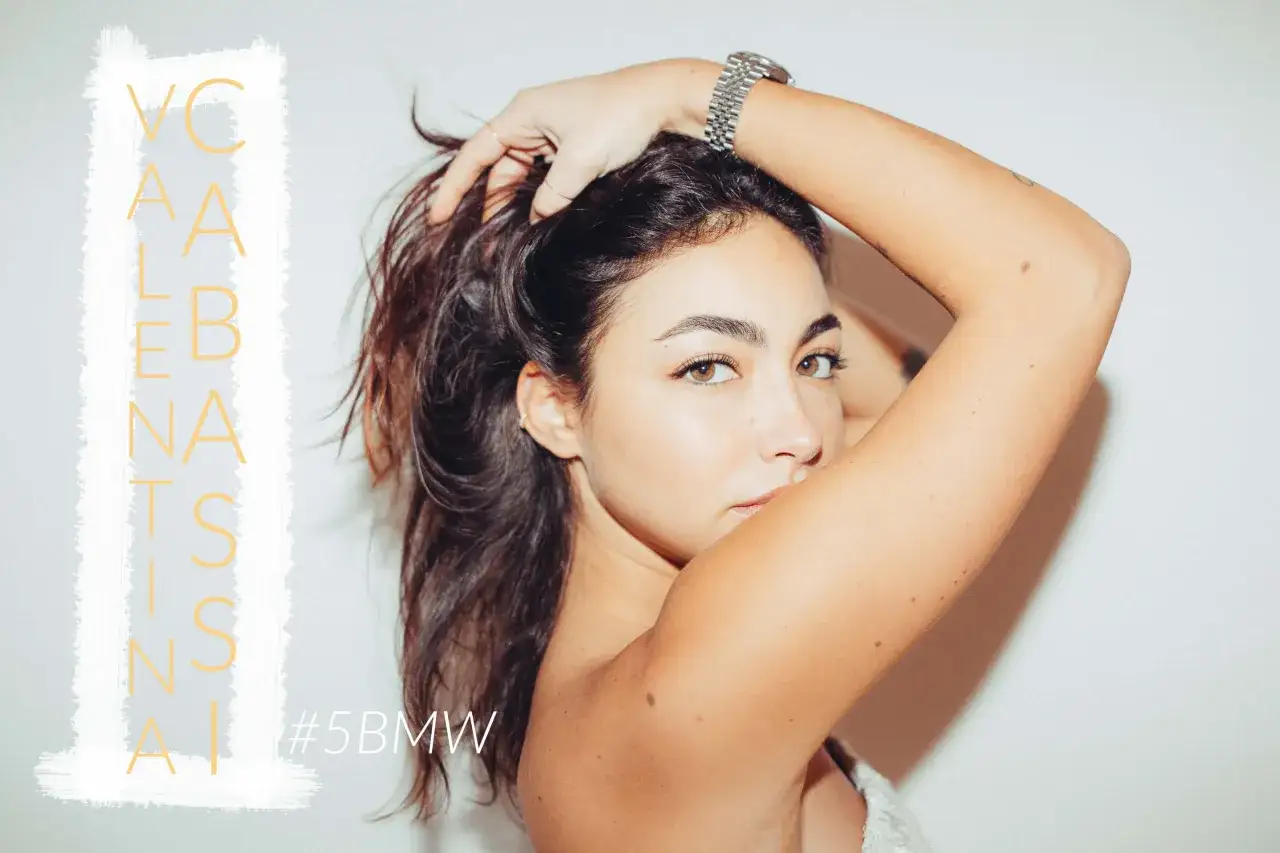 Valentina Cabassi con mano tra i capelli, sguardo intenso e orologio al polso. #5BMW