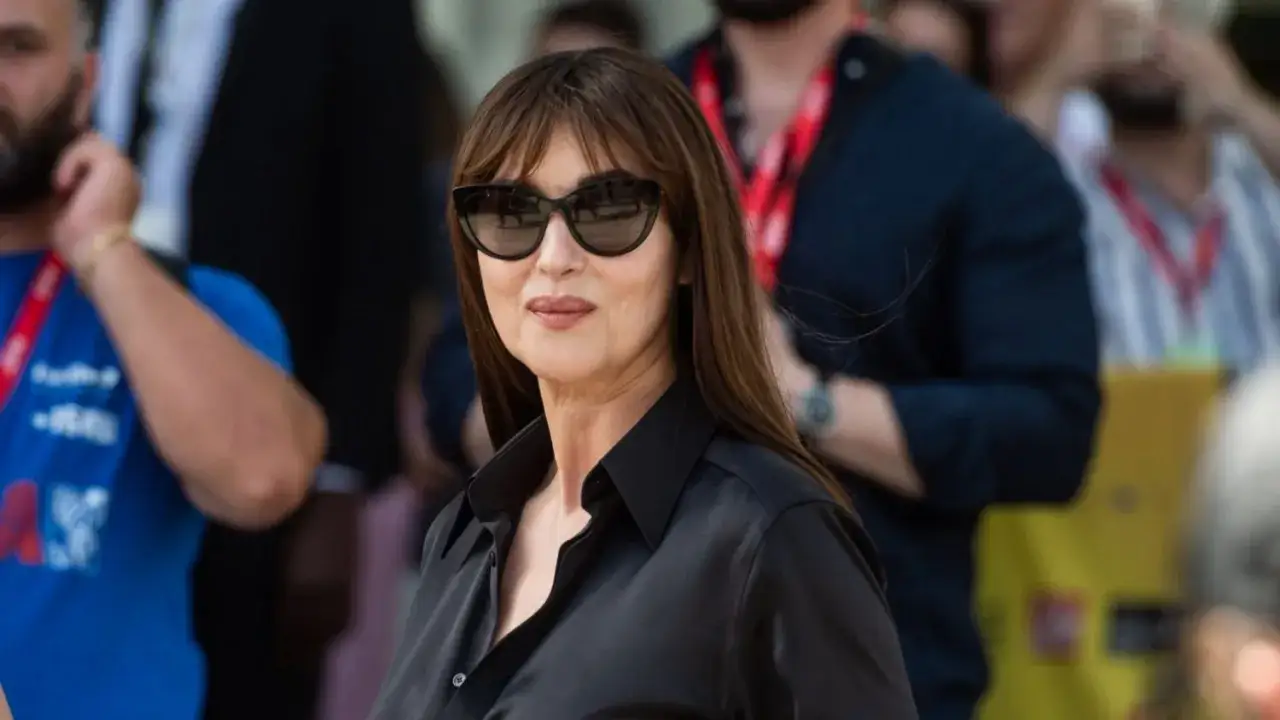 Monica Bellucci oggi, con occhiali da sole e camicia nera, appare radiosa tra la folla.