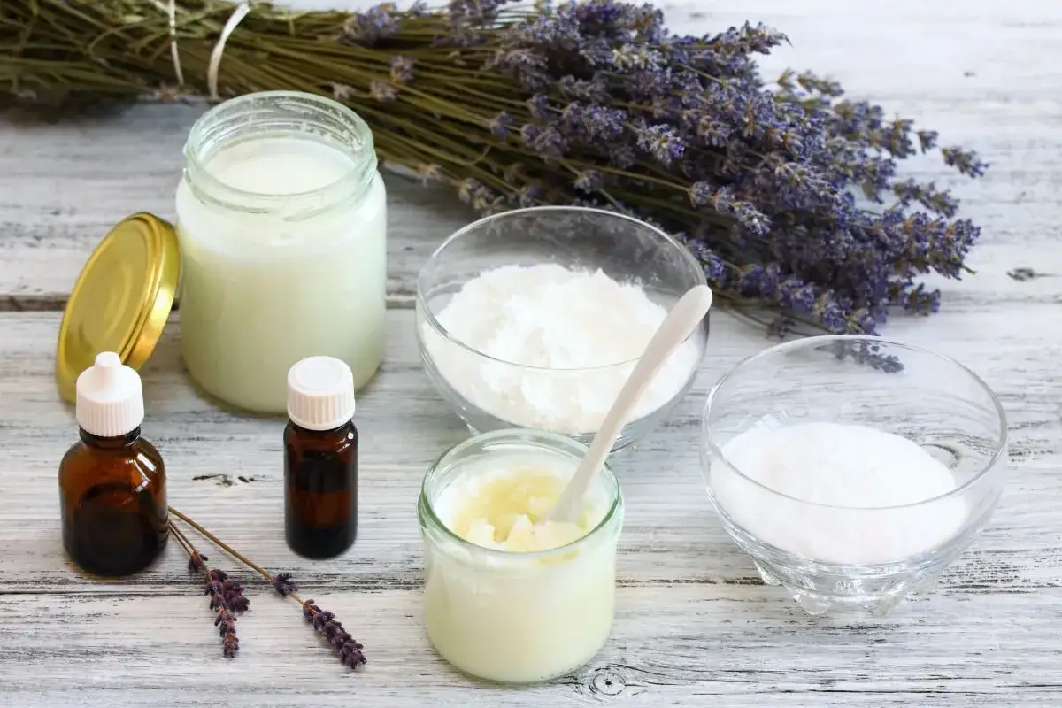 Ingredienti per un deodorante fatto in casa: oli essenziali, bicarbonato, amido e lavanda.