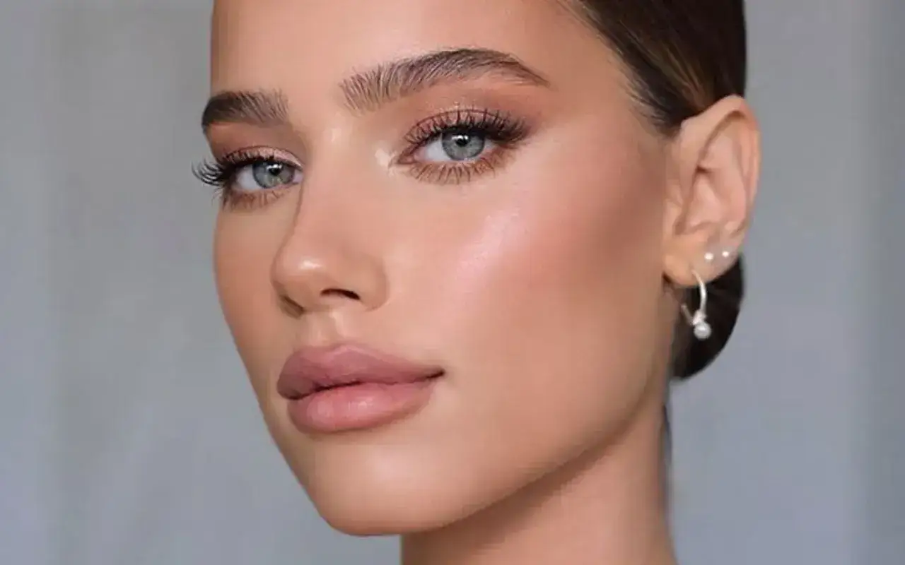 Trucco impeccabile per un matrimonio, un look da invitata radioso con labbra nude e occhi luminosi.