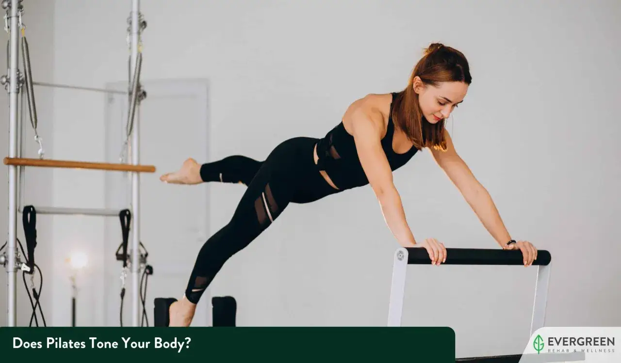 Donna esegue un esercizio di pilates su un reformer, dimostrando come il pilates tonifica il corpo con grazia e forza.