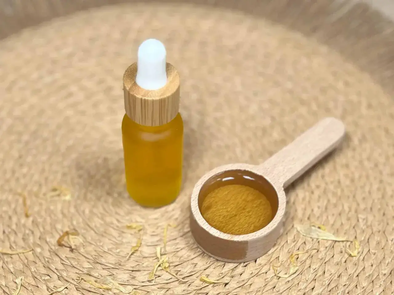 Olio per cuticole fatto in casa in boccetta con contagocce e misurino in legno.