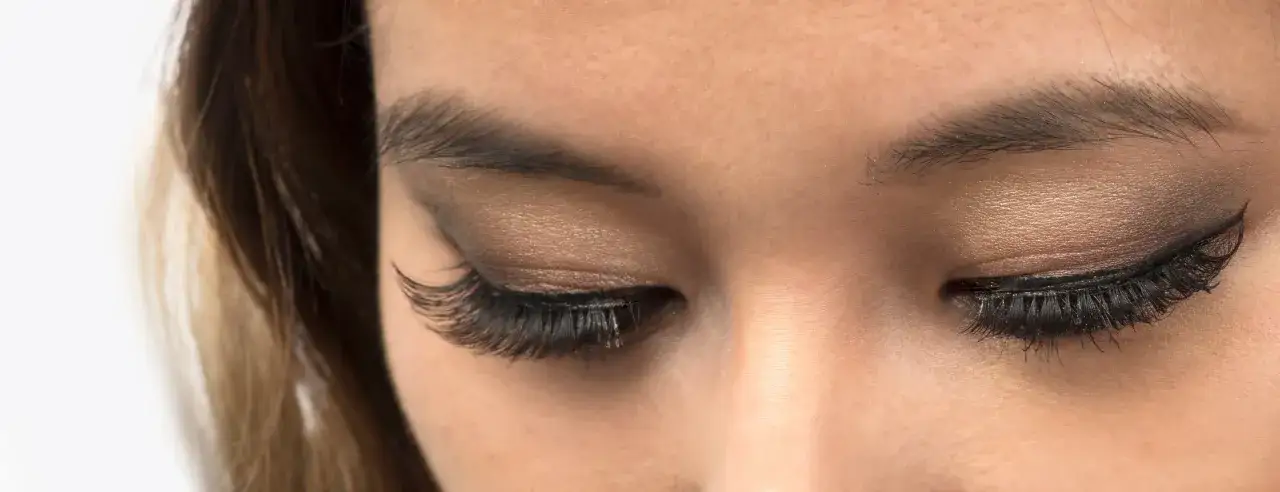 Occhi con smokey eyes, ciglia lunghe e eyeliner definito.