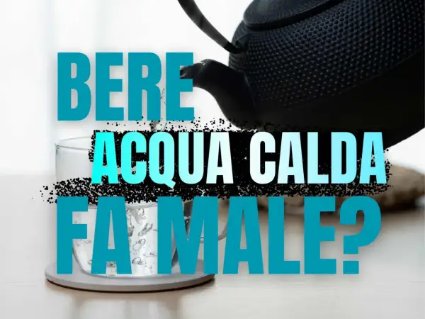 Acqua calda versata da una teiera in un bicchiere. Bere acqua calda fa bene?