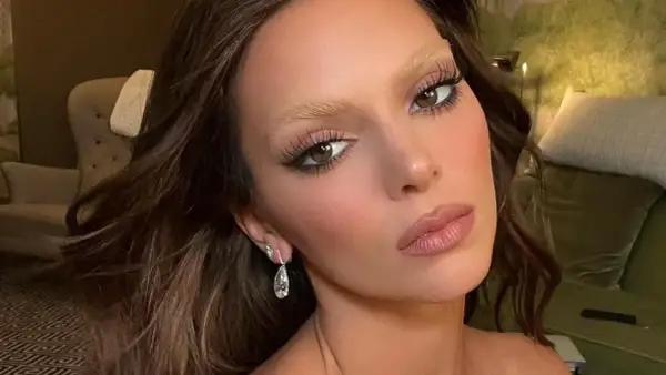 Sopracciglia bionde e folte, un look audace per chi vuole sapere come schiarire le sopracciglia. Occhi castani, labbra rosa e orecchini pendenti.