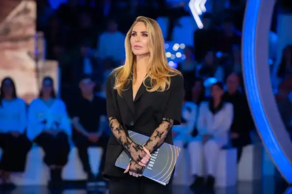 Michelle Masullo, elegante in abito nero con guanti di pizzo, tiene in mano un copione con la scritta "Fratelli".