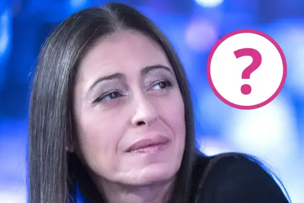 Gerardina, con un punto interrogativo rosa, sembra cercare i suoi figli.