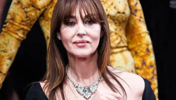 Bellucci oggi, con un magnifico collier di diamanti e un abito dorato.