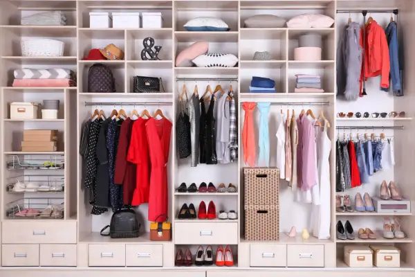 Un armadio ben organizzato con abiti, scarpe, borse e accessori. Un esempio di come organizzare l'armadio per uno spazio ordinato.